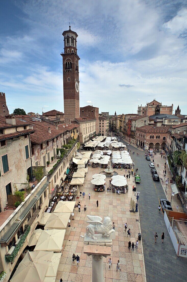 Piazza delle Erbe mit Torre dei Lamberti, Verona, Veneto, Nord-Italien, Italien