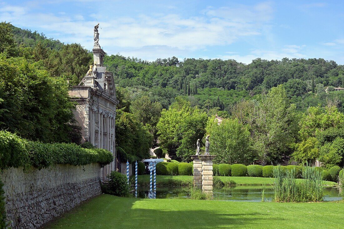 Diana-Portal in den Gärten Barbarigo-Pizzoni von Valsanzibio an den Euganeischen Hügeln, bei Montegrotto, Provinz Padua, Veneto, Italien