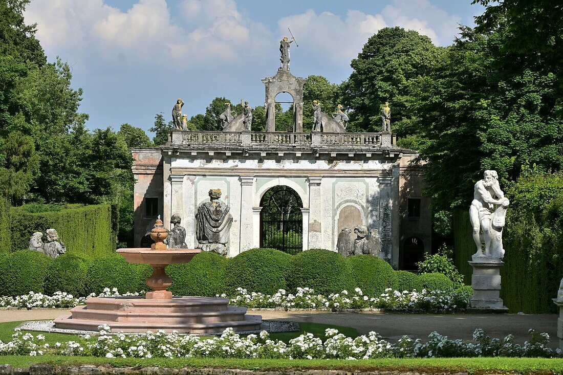  Gardens of Valsanzibio on the Euganei Hills, Veneto, Northern Italy 