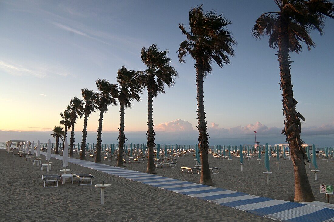 Sonnenaufgang am Strand von Sottomarina bei Chioggia, Adria, Veneto, Nord-Italien, Italien