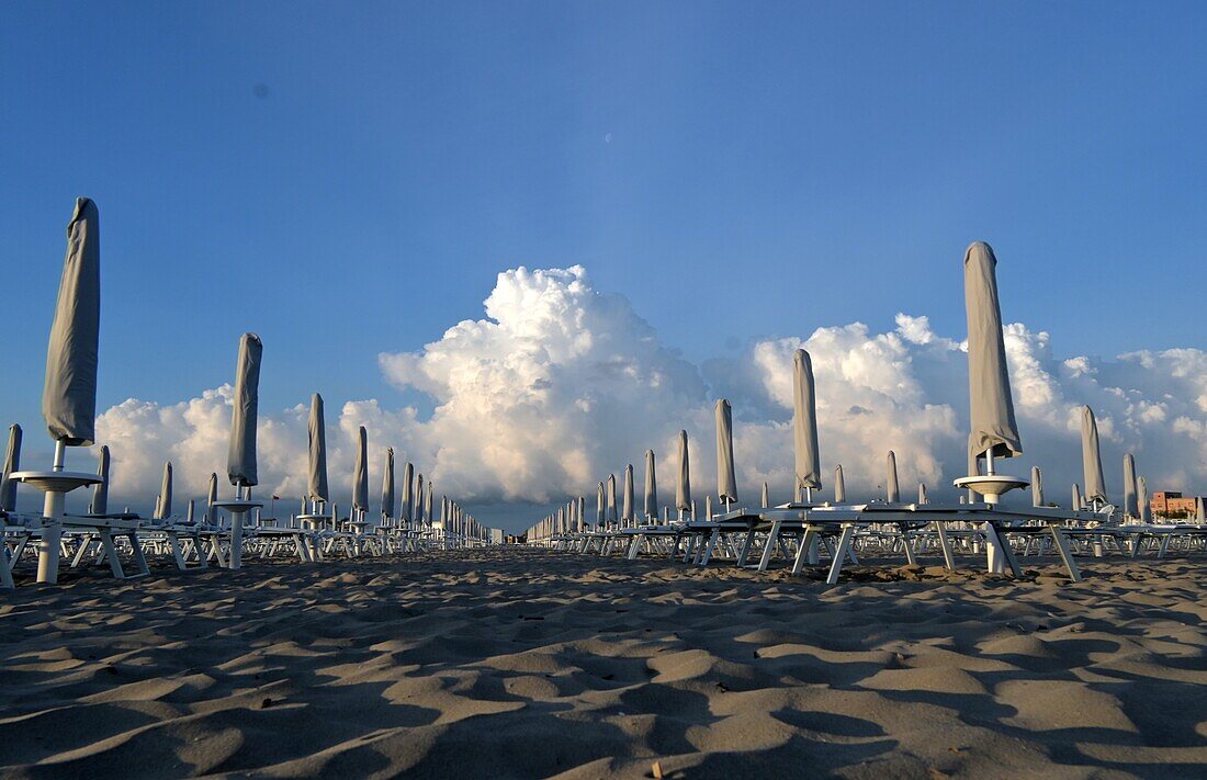 Liegestühle am Strand von Sottomarina, bei Chioggia, Adria, Veneto, Nord-Italien, Italien