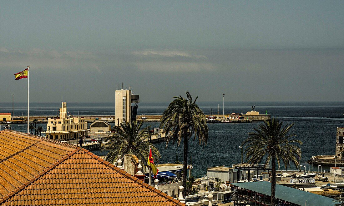 Blick zum Hafen von Ceuta, nordafrikanische Küste, Spanien