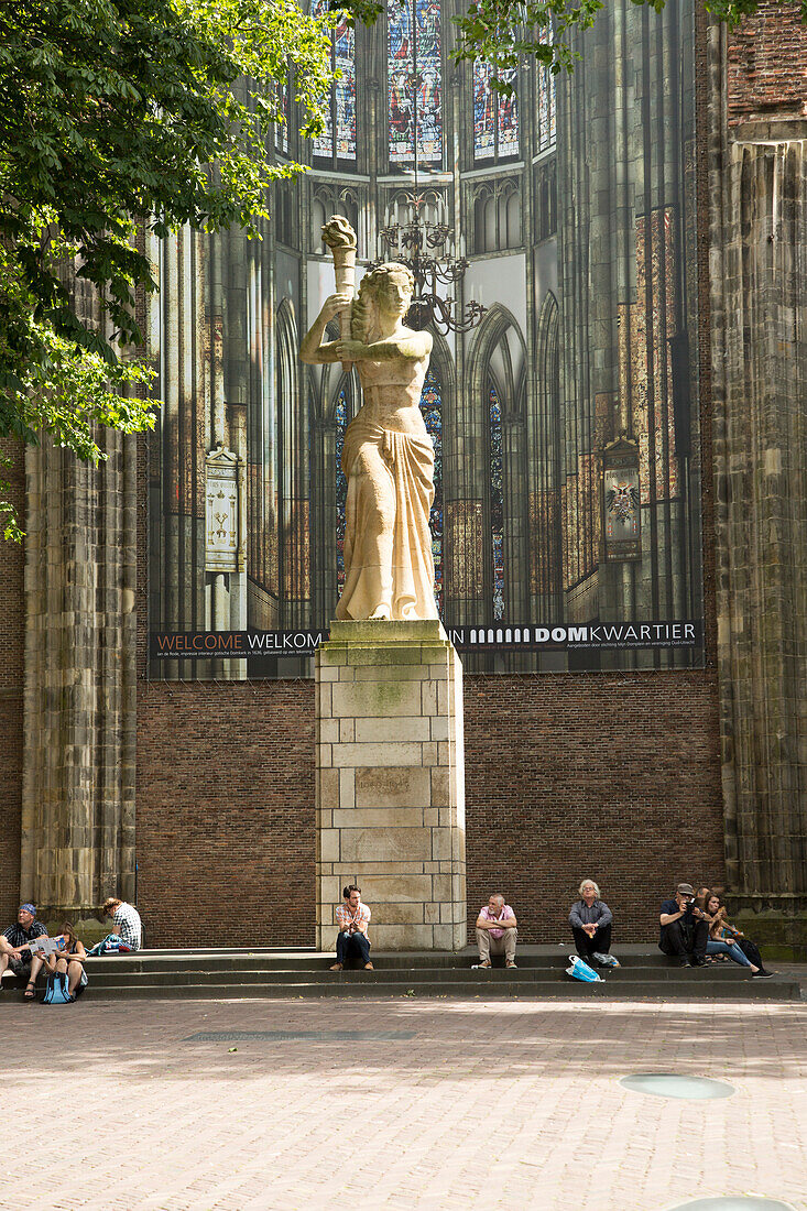  Statue vor der Domkirche, St. Martins-Kathedrale, Utrecht, Niederlande 