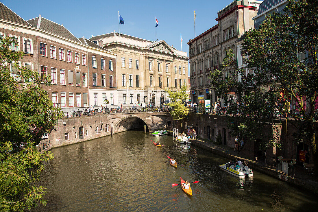  Menschen beim Kajakfahren in der Nähe des Stadhuis, Oudegracht-Kanal, Utrecht, Niederlande 