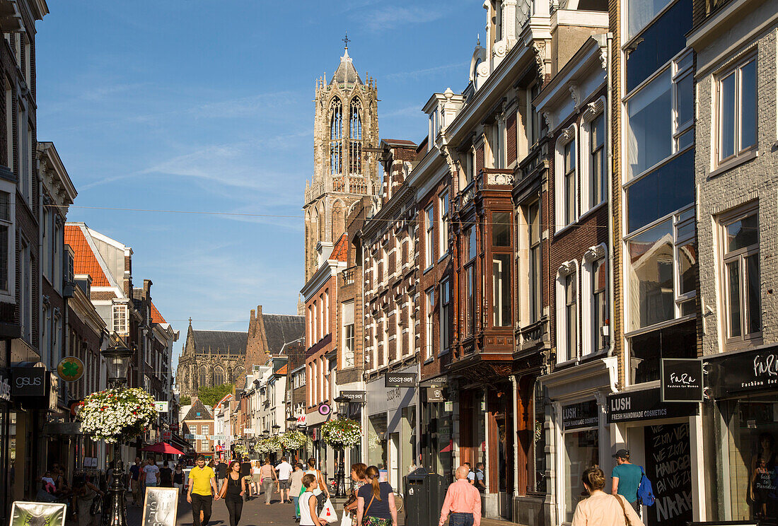  Historische Gebäude und berühmter Kirchturm des Doms aus dem 14. Jahrhundert in der Stadt Utrecht, Niederlande 