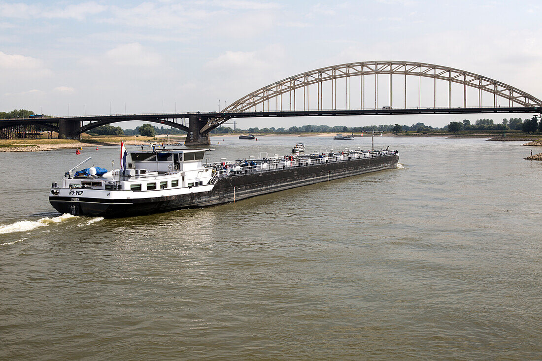  Lastkahn unter der Waalbrug-Brücke, Fluss Waal, Nijmegen, Gelderland, Niederlande 