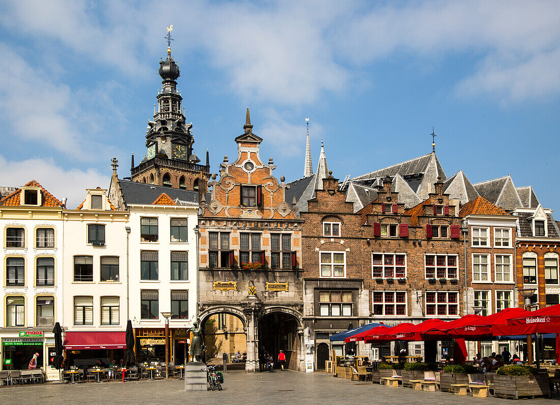  Historische Gebäude St. Stephans Kirchturm, Grote Markt, Nijmegen, Gelderland, Niederlande 