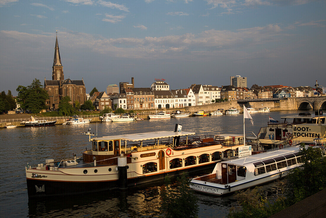 Abendlicht, Boote und Gebäude, Fluss Maas, Maastricht, Provinz Limburg, Niederlande