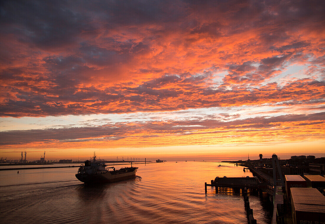  Sonnenuntergang orange glühen Landschaft Wolken Wasser, Nordsee Schifffahrt, Hafen von Rotterdam, Hoek van Holland, Niederlande 