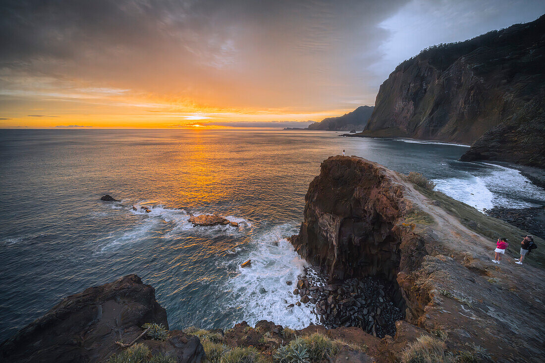  Sunrise at the viewpoint near Faial &#39;Miradouro do Guindaste&#39; 