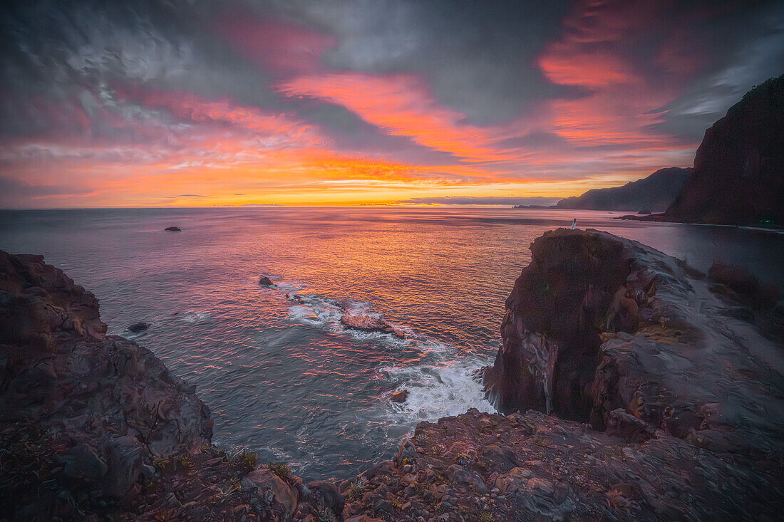  Sunrise at the viewpoint near Faial &#39;Miradouro do Guindaste&#39; 