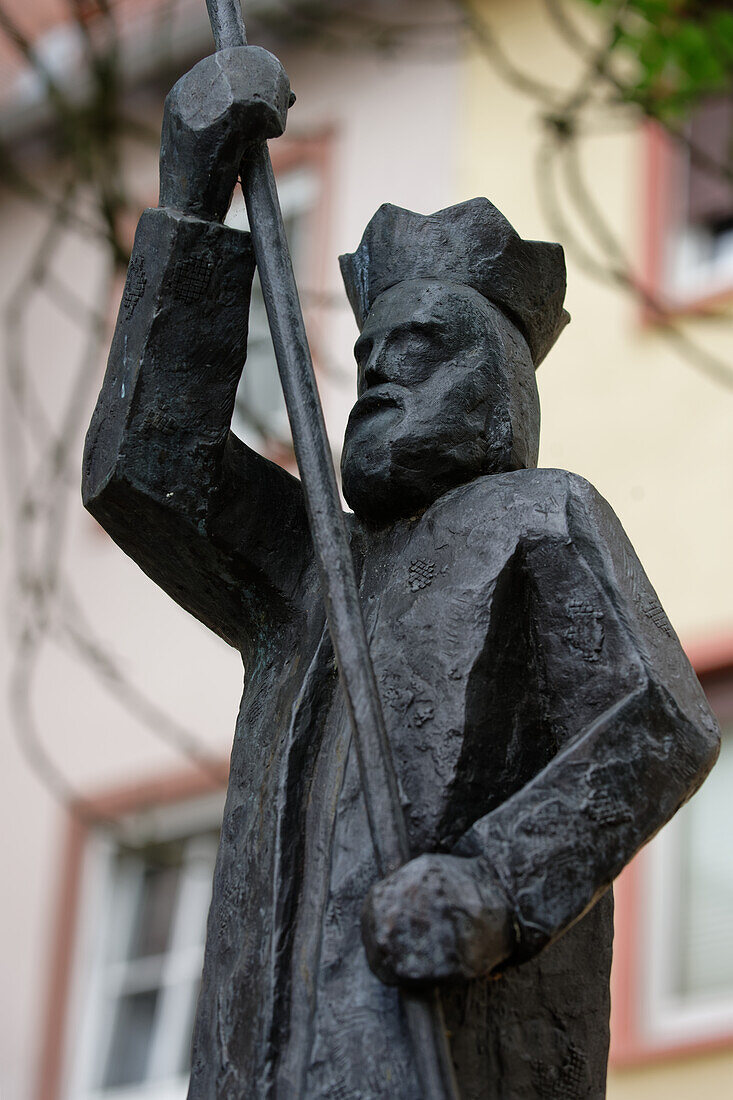 Statue 'Der Teufel mit den drei goldenen Haaren' auf dem Hanauer Märchenpfad in Hanau, Hessen, Deutschland