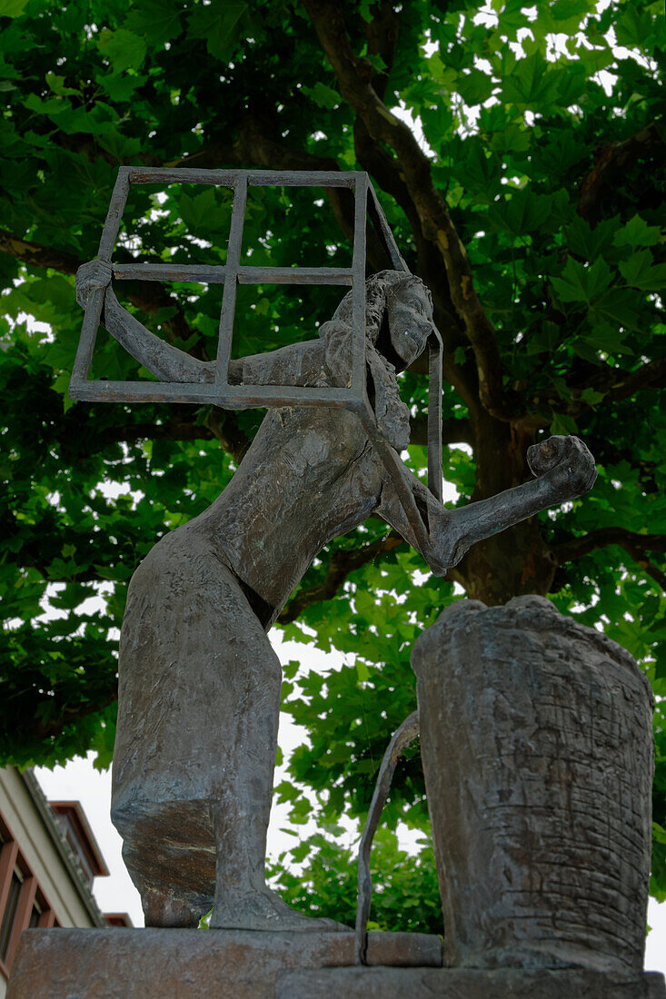 Schneewittchen Statue auf dem Hanauer Märchenpfad in Hanau, Hessen, Deutschland