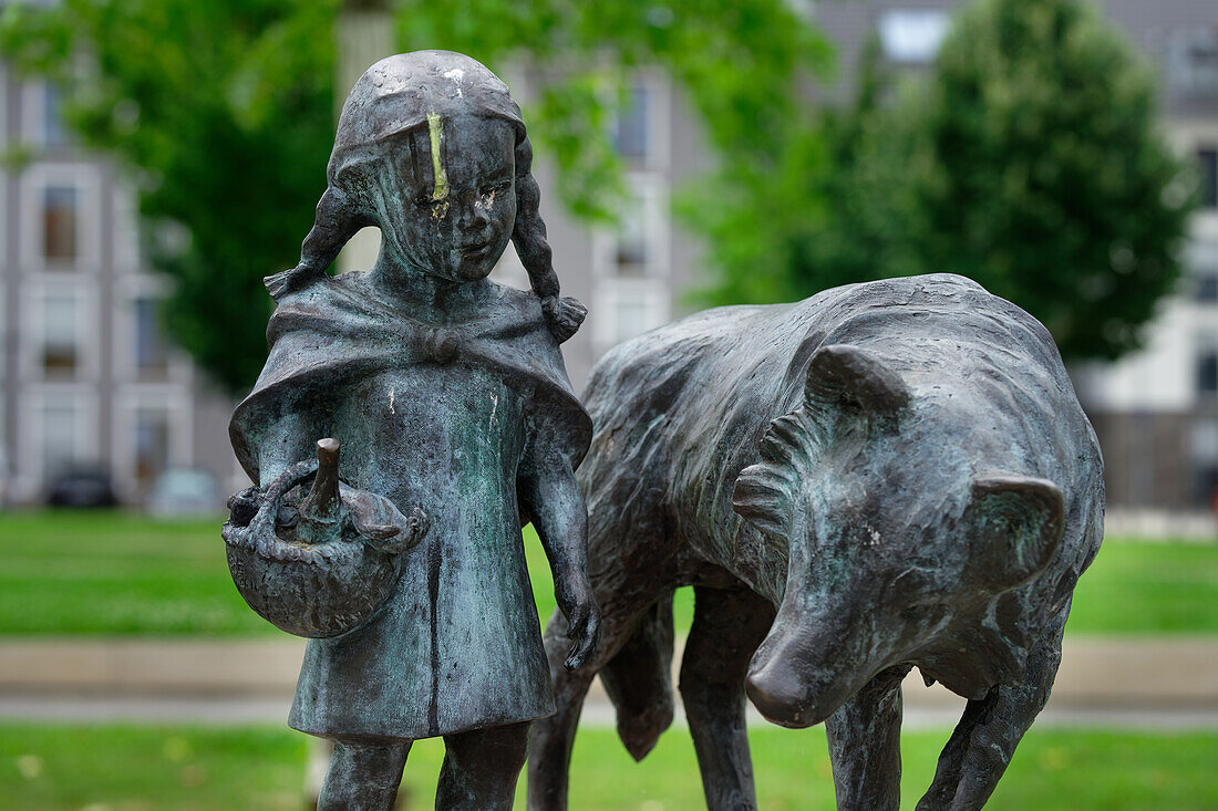  Little Red Riding Hood on the fairy tale trail in Hanau. 