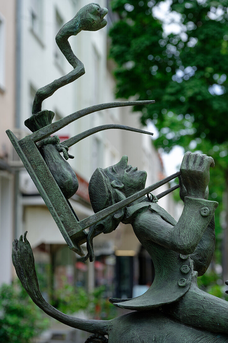 Statue 'Tischlein deck dich' Statue auf dem Hanauer Märchenpfad in Hanau, Hessen, Deutschland