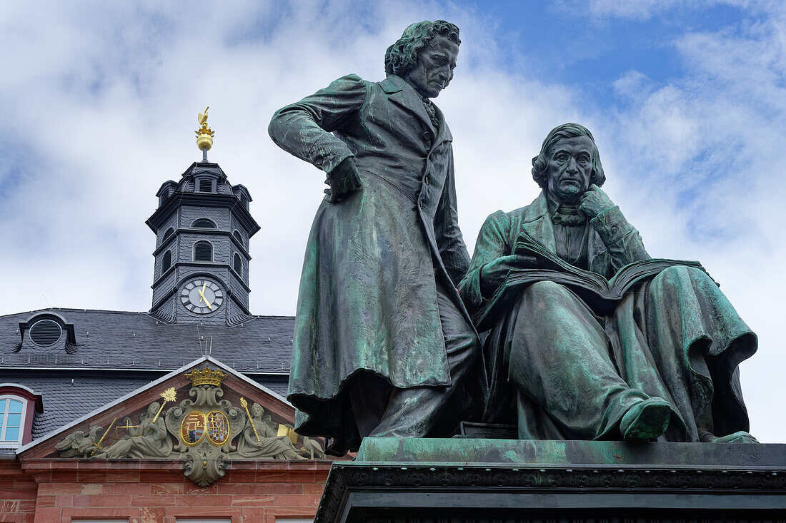 Brüder Grimm Denkmal vor dem Rathaus, in Hanau, Hessen, Deutschland