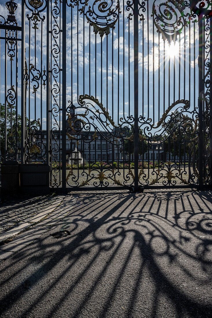 Eingangstor vor Schloss Philippsruhe und Schlosspark in Hanau, Hessen, Deutschland