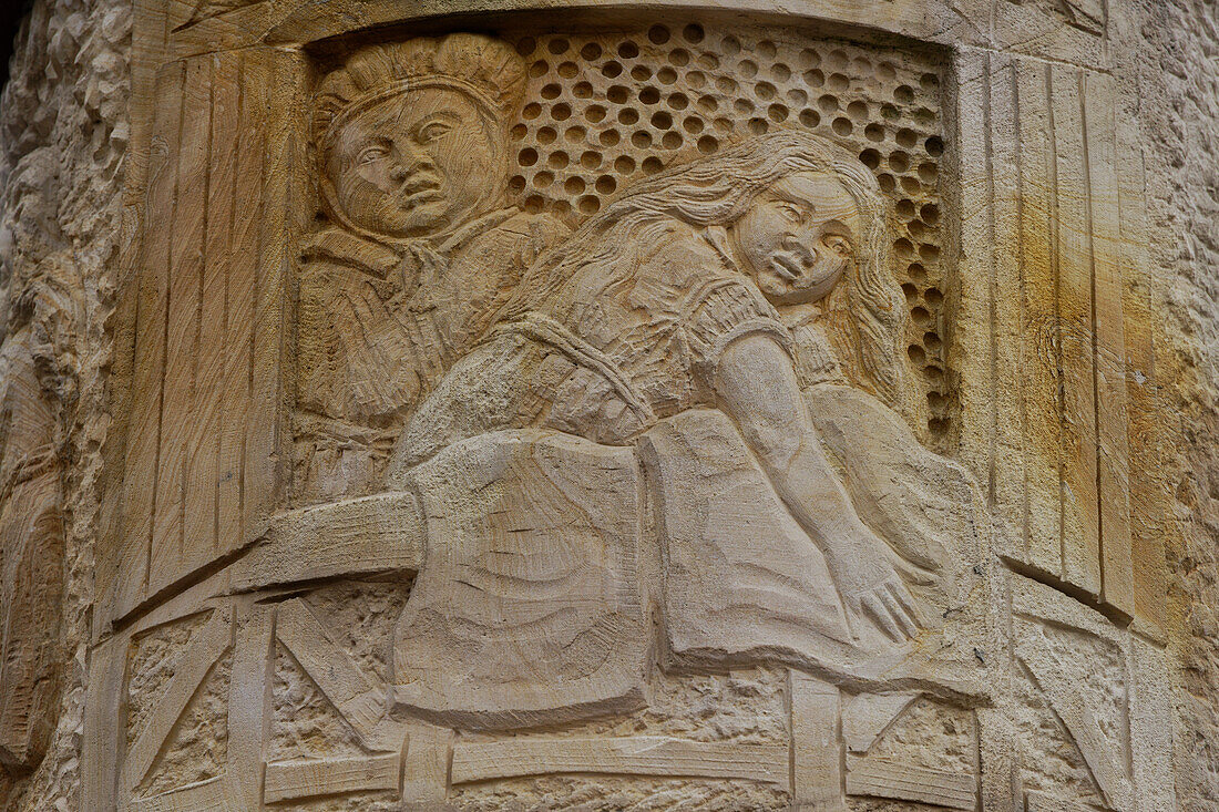 Relief 'Goldmarie und Frau Holle' am Märchenbrunnen in Steinau an der Straße, Hessen, Deutschland