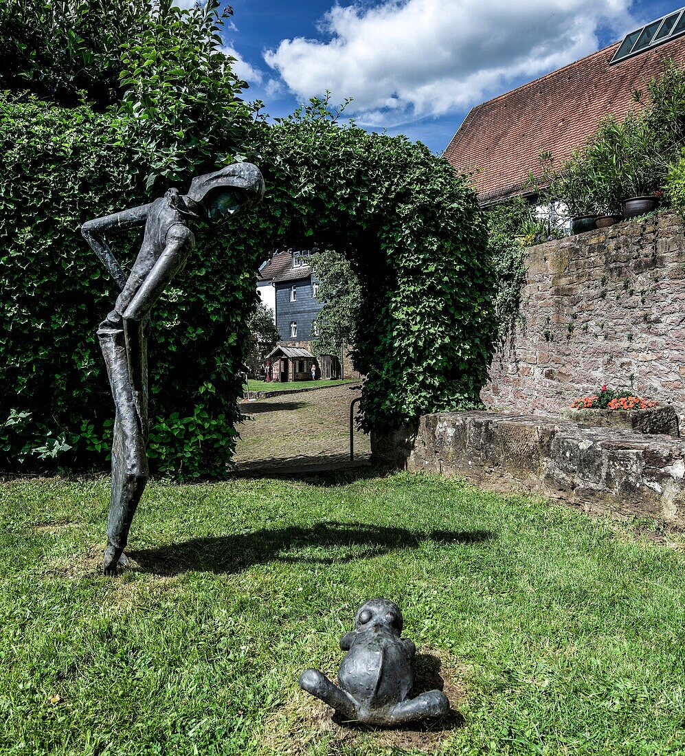 Froschfigur im Hof und Vorgarten, Brüder Grimm Haus, Steinau a. d. Straße, Hessen, Deutschland