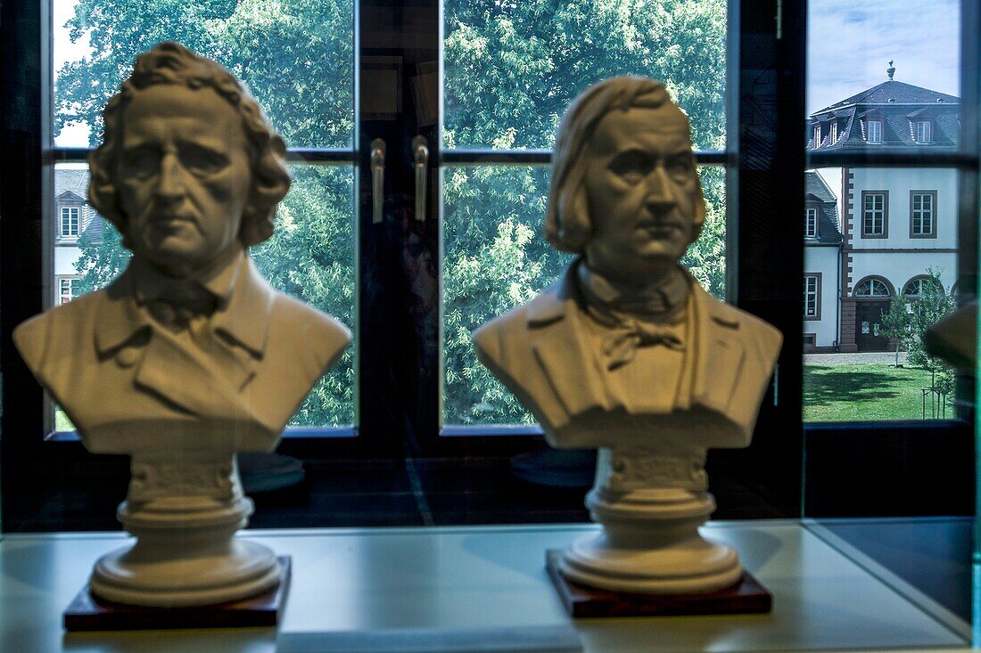  Grimm&#39;s Fairy Tale Kingdom, Karl Hassenpflug, portrait busts of Wilhelm and Jakob Grimm, Philippsruhe Castle, Hanau, Hesse; Germany 