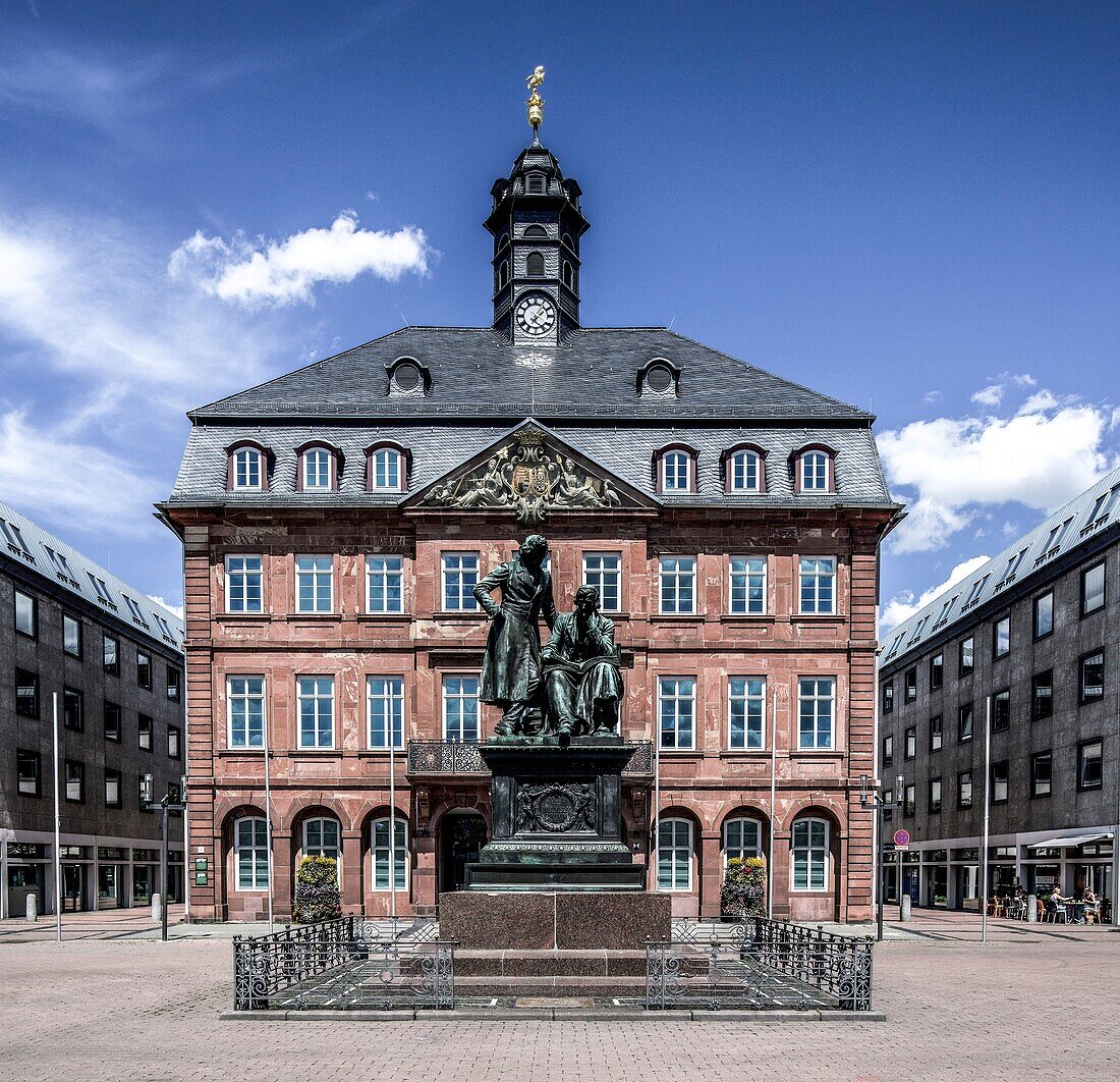 Denkmal Wilhelm und Jakob Grimm vor dem Rathaus am Marktplatz, Hanau, Hessen, Deutschland