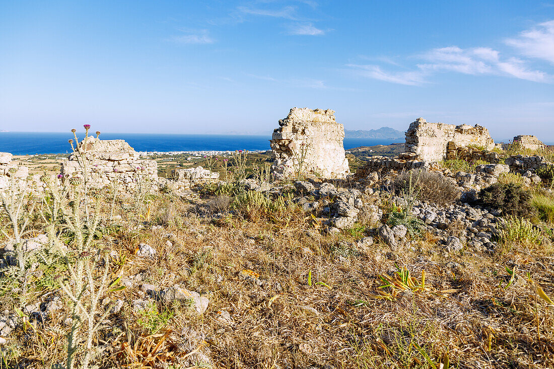 Ausblick von der Burg von Antimachia (Kastro) auf Südküste und Kardamena auf der Insel Kos in Griechenland