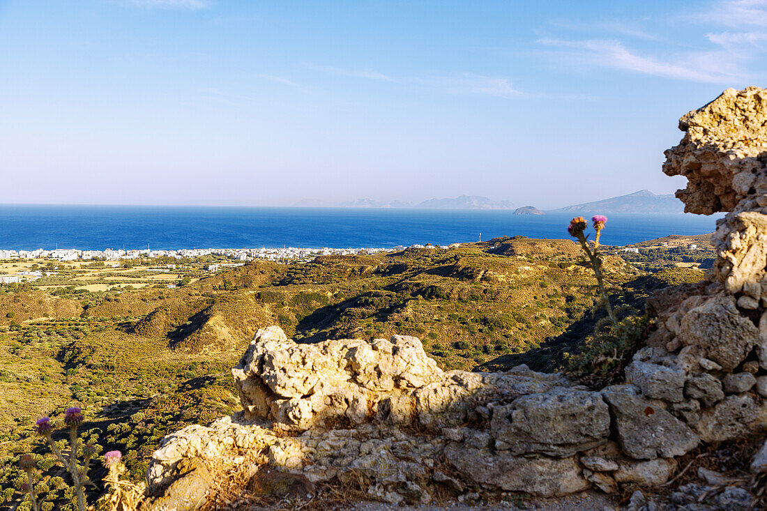 Ausblick von der Burg von Antimachia (Kastro) auf Südküste und Kardamena auf der Insel Kos in Griechenland