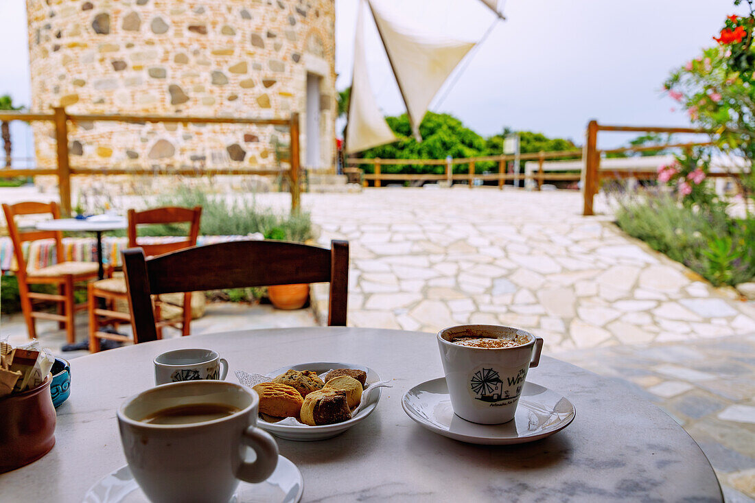 Café Windmill mit Gebäckauswahl aus gemahlenem Mehl der restaurierten alten Windmühle Tou Papa in Antimachia auf der Insel Kos in Griechenland