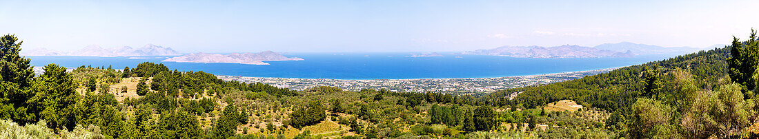 Aussicht von Asomatos auf der Insel Kos in Griechenland auf die Nordküste von Kos, auf die griechischen Inseln Kalymnos und Pserimos (links) und auf die türkische Küste (rechts)