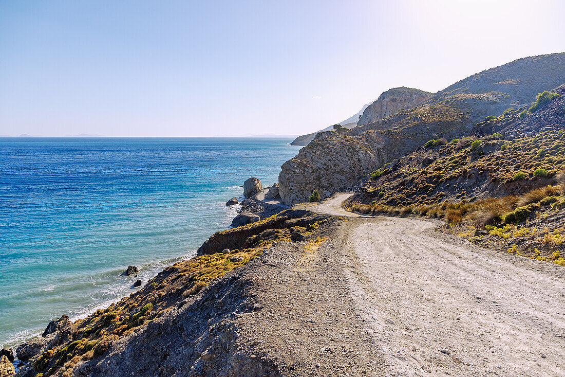 Küstenstraße zu den Thermalquellen von Embros Thermes auf der Insel Kos in Griechenland