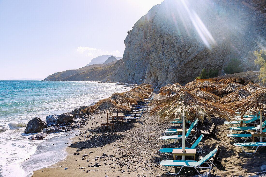 Sand- und Kiesstrand Embros Thermes Beach und Thermalbecken auf der Insel Kos in Griechenland im Gegenlicht