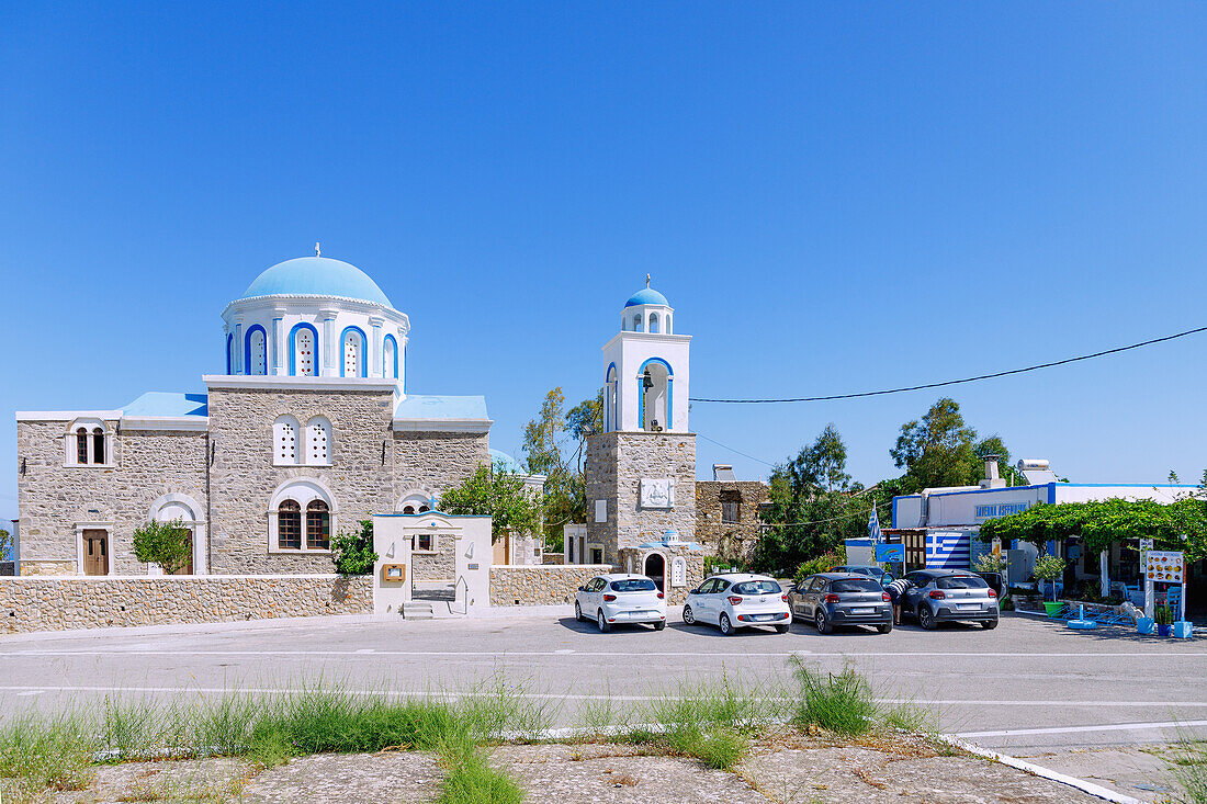 Kirche Evangelismos tis Theotokou und Taverne in Evangelistria auf der Insel Kos in Griechenland