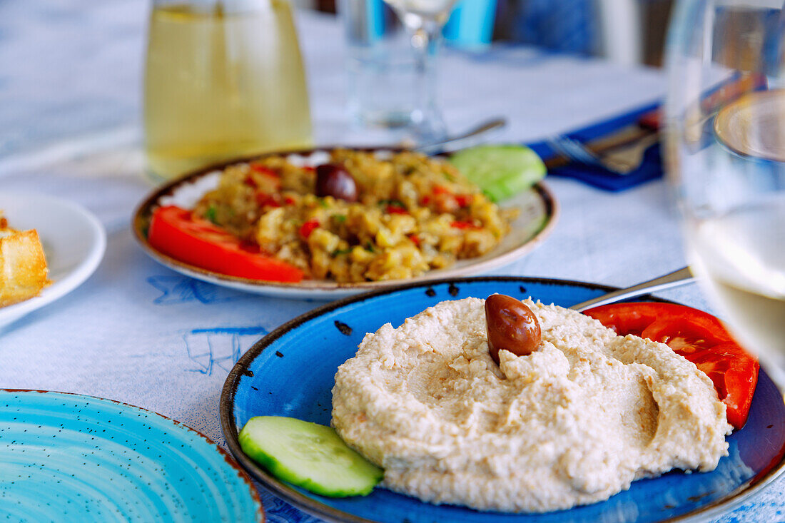 Vorspeisen (Meze, Mezedes) mit Taramas (Fischrogenmus) auf der Insel Kos in Griechenland