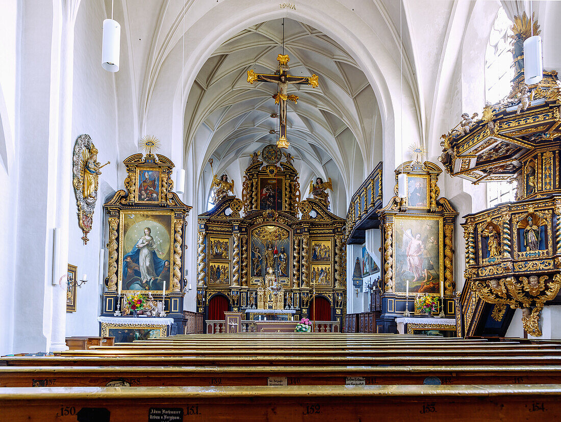 Innenraum der Pfarrkirche St. Wolfgang in St. Wolfgang in Oberbayern in Deutschland