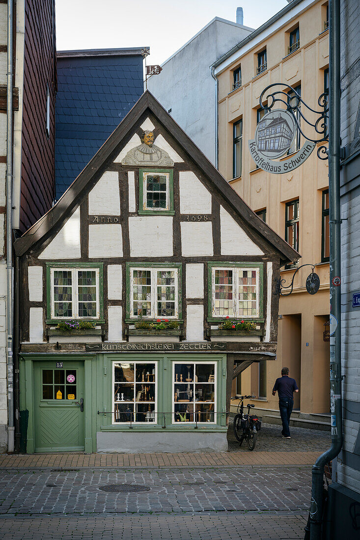 Kunstdrechslerei Zettler in der Altstadt von Schwerin, Mecklenburg-Vorpommern, Deutschland, Europa