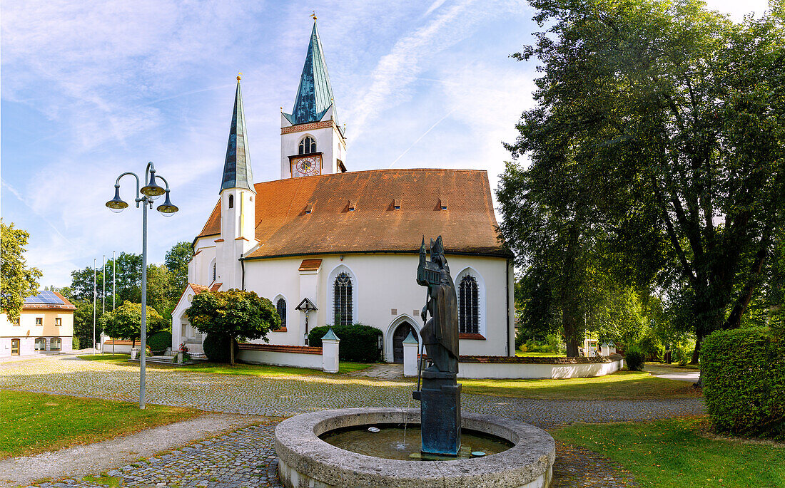 Pfarrkirche St. Wolfgang und Brunnen mit Statue des hl. Wolfgang in St. Wolfgang in Oberbayern in Deutschland