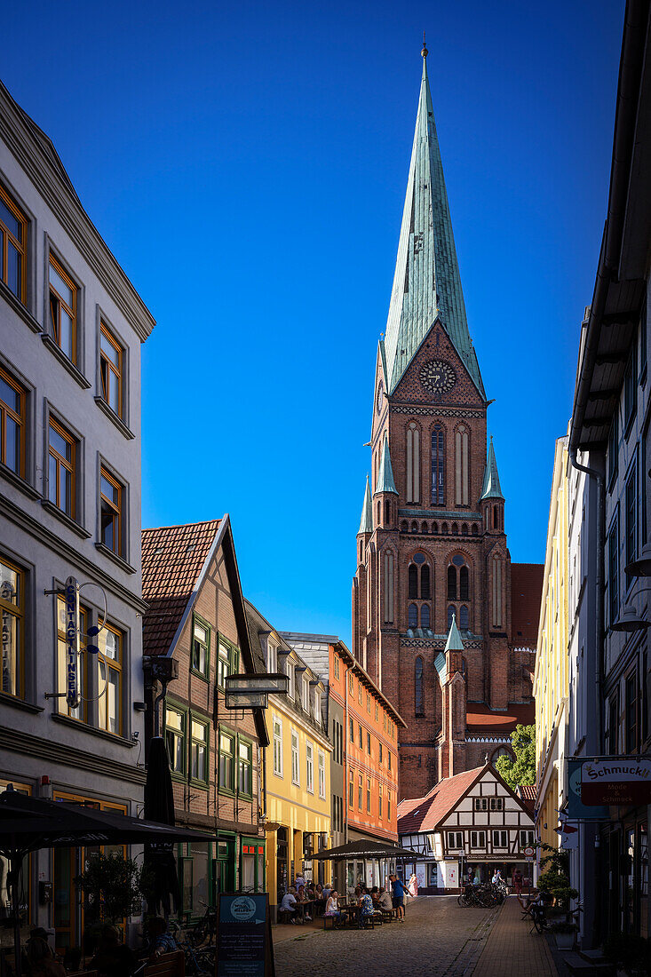  UNESCO World Heritage &quot;Schwerin Residence Ensemble&quot;, view through the old town alley to the Schwerin Cathedral, Mecklenburg-Western Pomerania, Germany, Europe 