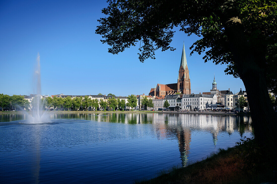  UNESCO World Heritage &quot;Schwerin Residence Ensemble&quot;, view of the old town with cathedral over the Pfaffenteich with water fountain, Mecklenburg-Western Pomerania, Germany, Europe 