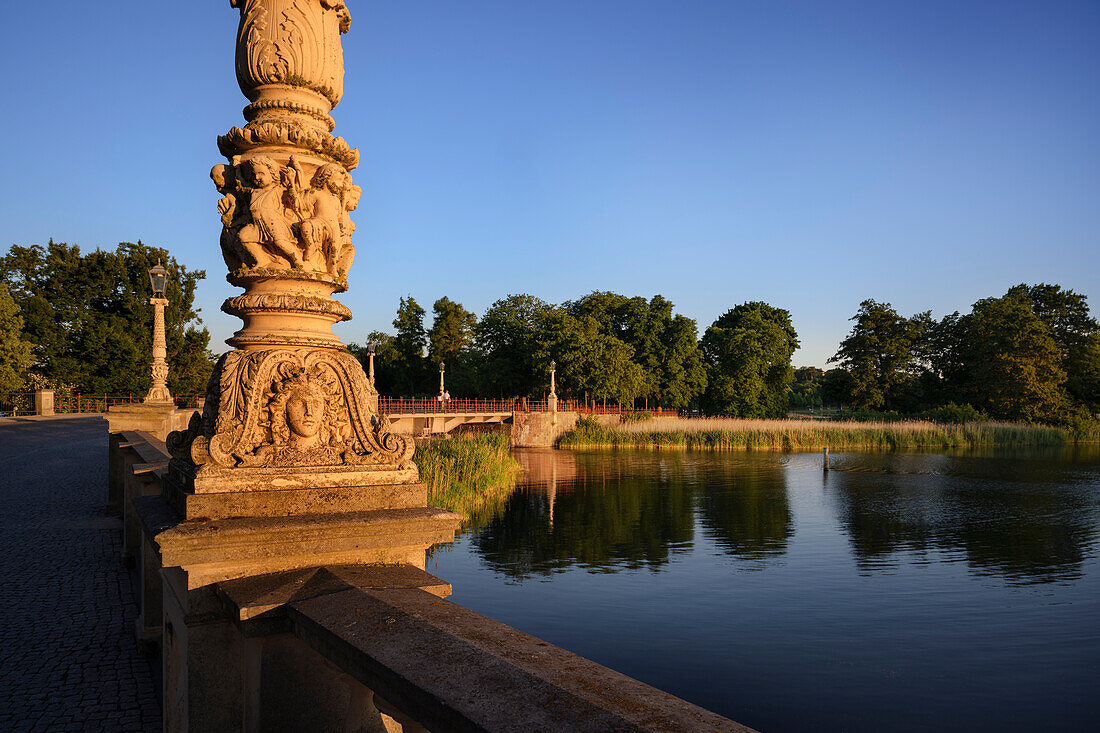 UNESCO Welterbe "Residenzensemble Schwerin", kunstvoll gestaltete Säule im warmen Abendlicht, Schlosspark, Mecklenburg-Vorpommern, Deutschland, Europa