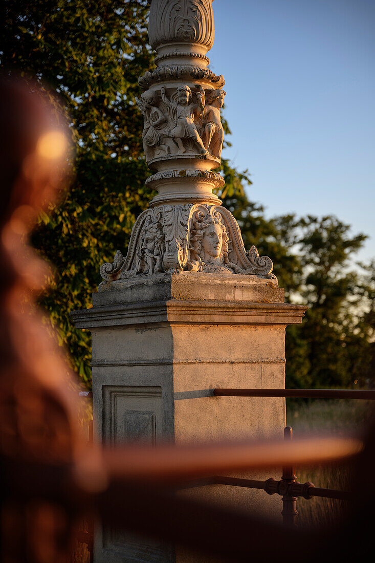 UNESCO Welterbe "Residenzensemble Schwerin", kunstvoll gestaltete Säule im warmen Abendlicht, Schlosspark, Mecklenburg-Vorpommern, Deutschland, Europa