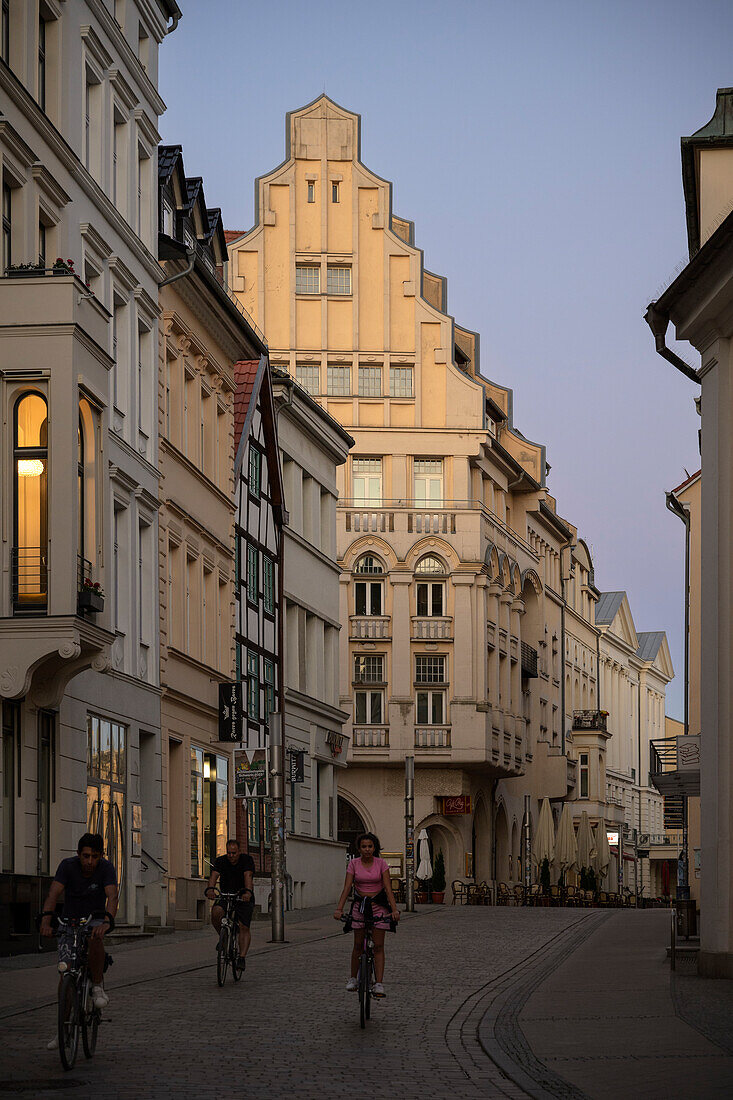 UNESCO Welterbe "Residenzensemble Schwerin", Schlossstrasse führt vorbei am Hoflieferant Krefft durch Altstadt hin zum Kollegiengebäude I und II, Mecklenburg-Vorpommern, Deutschland, Europa