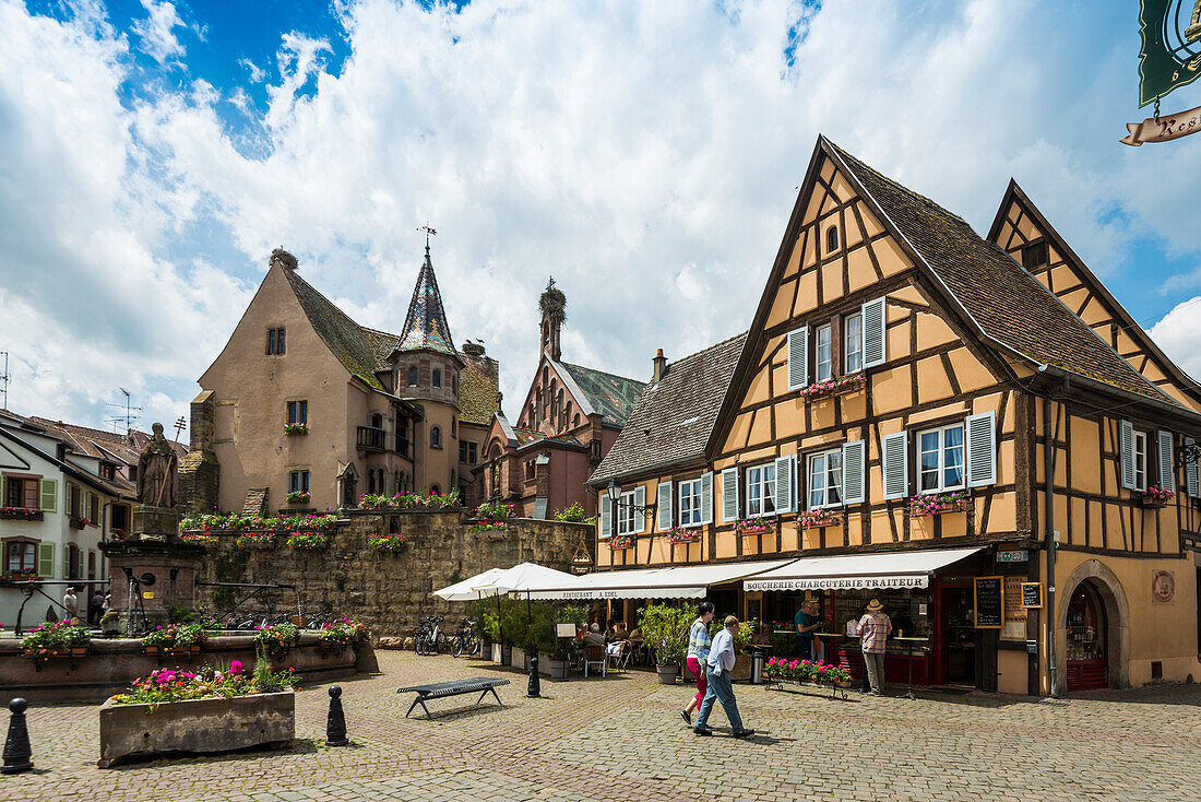 Mittelalterliches Dorf und bunte Fachwerkhäuser, 'Schönstes Dorf Frankreichs' Eguisheim, Haut-Rhin, Alsace, Elsass, Grand Est, Frankreich