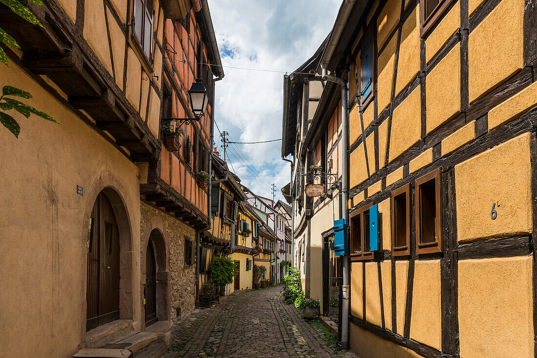 Mittelalterliches Dorf und bunte Fachwerkhäuser, 'Schönstes Dorf Frankreichs' Eguisheim, Haut-Rhin, Alsace, Elsass, Grand Est, Frankreich