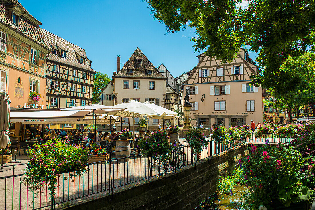 Straßencafe in der Altstadt, La Petite Venise, Colmar, Elsass, Bas-Rhin, Grand Est, Frankreich