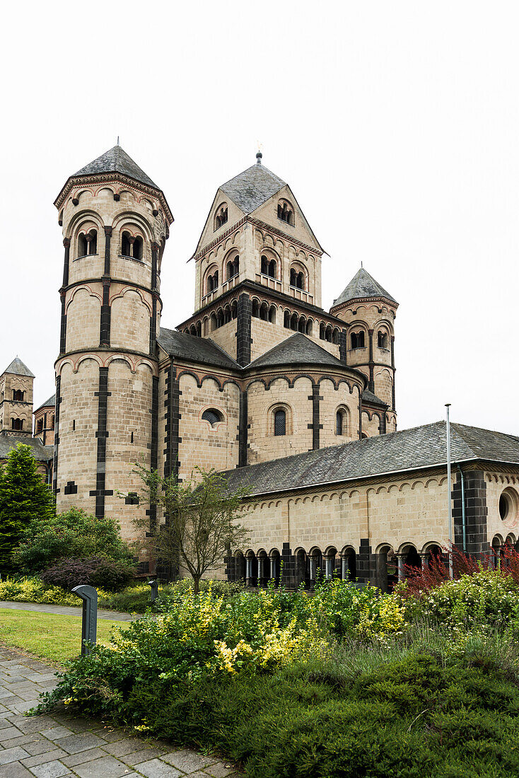 Romanische Klosterkirche, Benediktinerabtei Maria Laach, Eifel, Rheinland, Rheinland-Pfalz, Deutschland