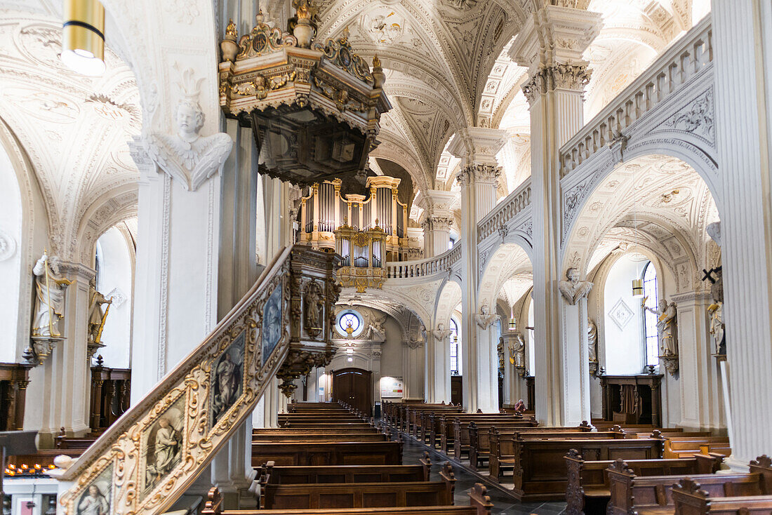 Klosterkirche St. Andreas von Innen, Düsseldorf, Nordrhein-Westfalen, Rheinland, Deutschland