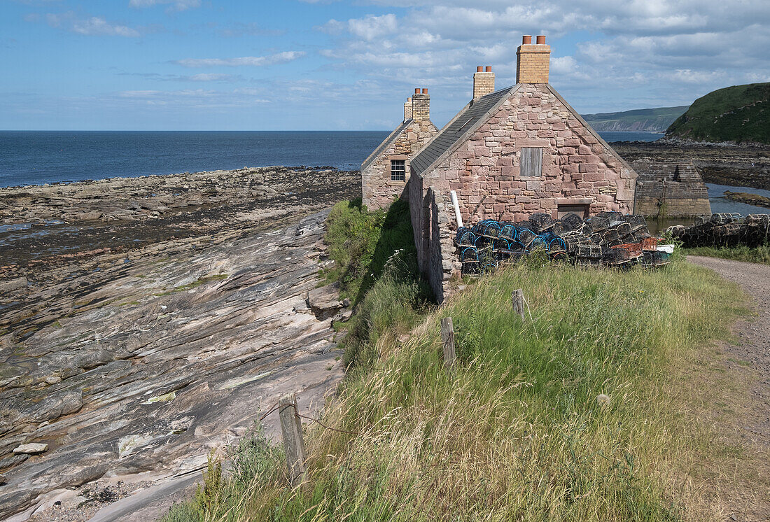 Blick auf ein altes Steinhaus in einem alten Hafen bei Ebbe, East Lothian, Schottland, Vereinigtes Königreich