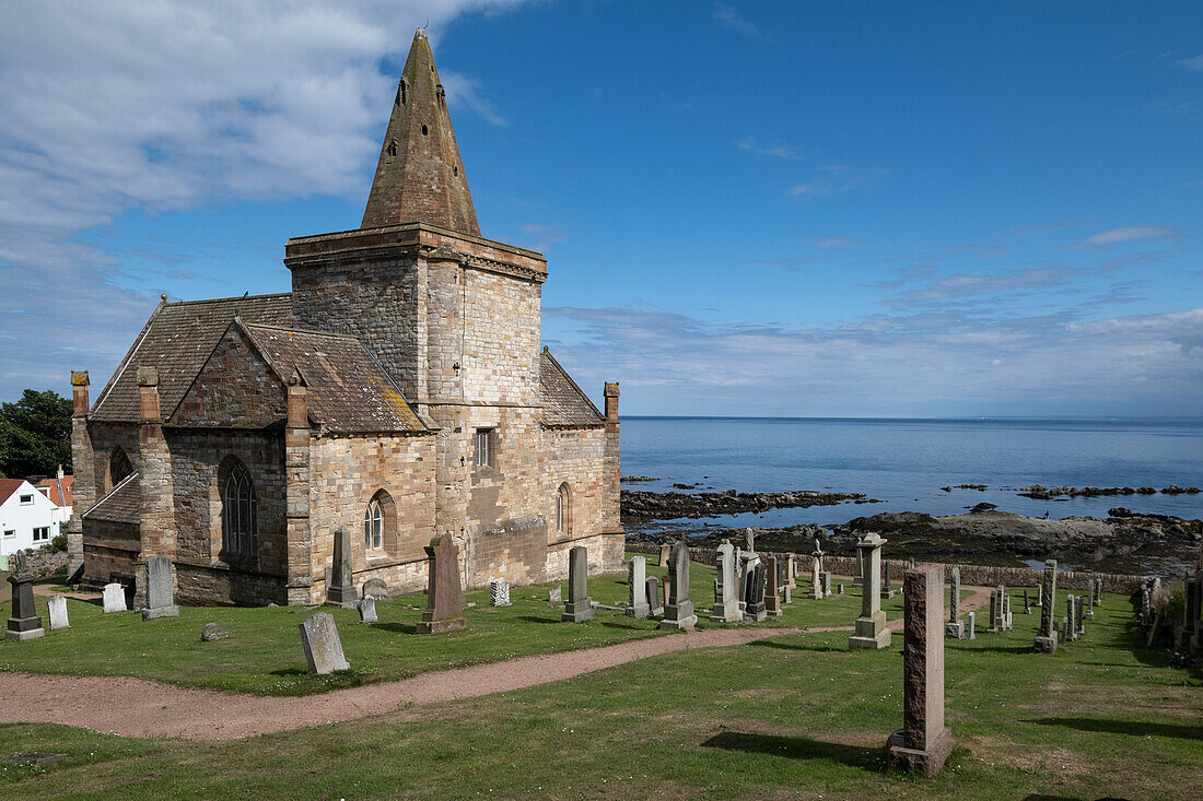  View of the gothic St Monans Church, Scotland&#39;s oldest church, St. Monans at low tide, East Lothian, Scotland, United Kingdom 