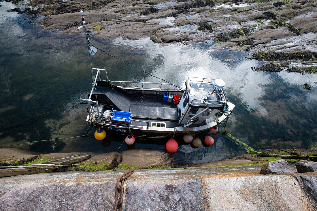  View of an old harbour at low tide, East Lothian, Scotland, United Kingdom 