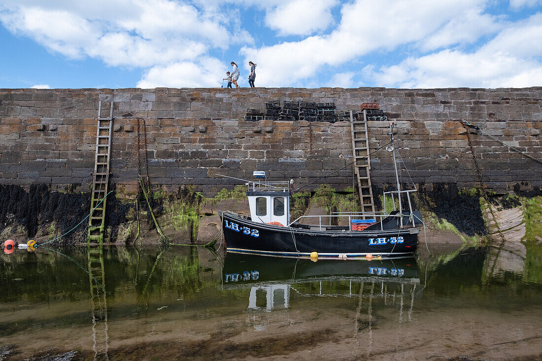 Blick auf einen alten Hafen bei Ebbe, East Lothian, Schottland, Vereinigtes Königreich